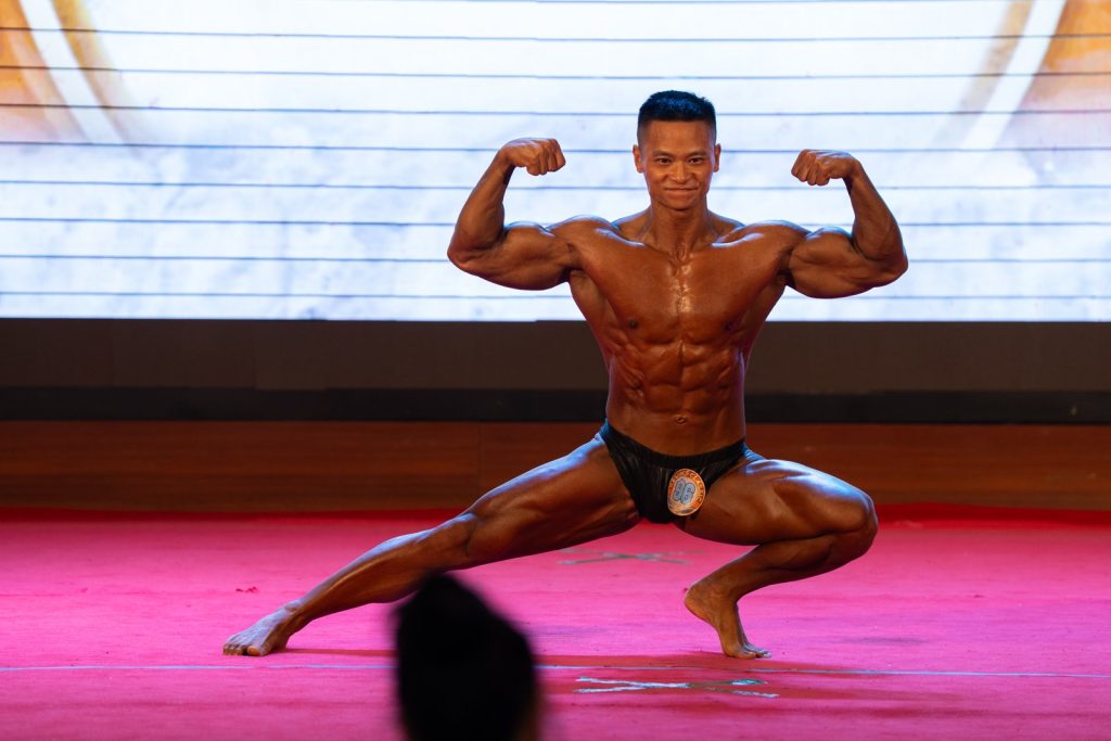 Một vận động viên Athletic Physique nam trong bài biểu diễn tự chọn tại Kevin's Classic lần 5