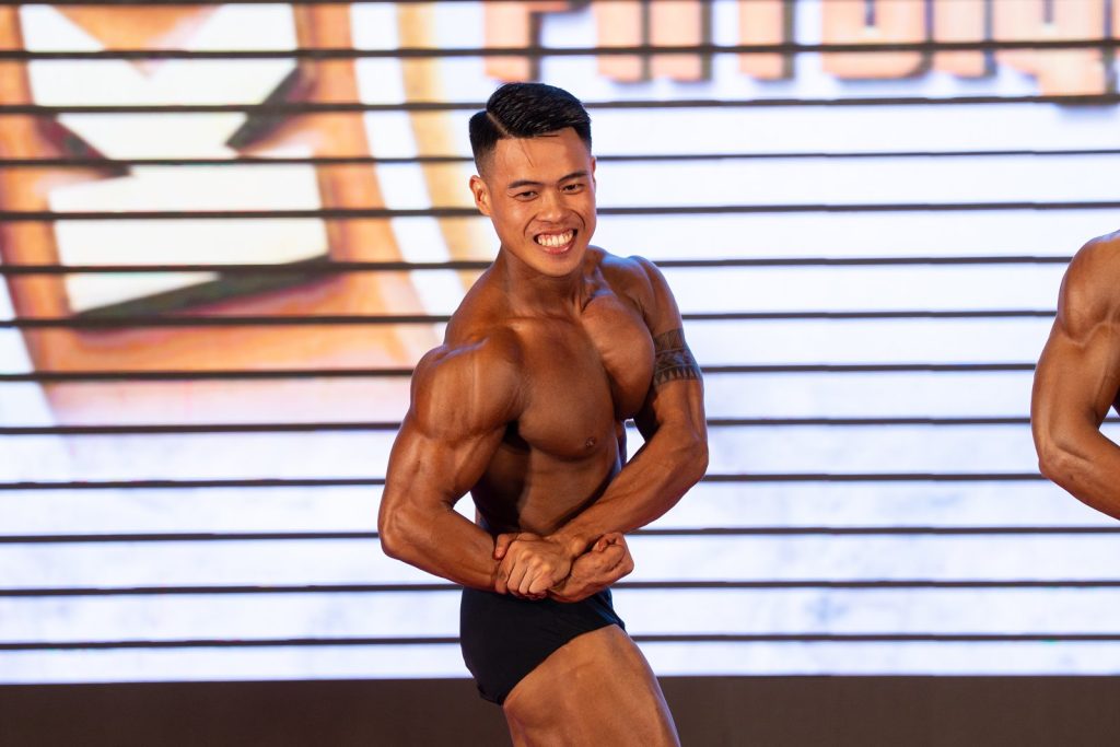 Một vận động viên Athletic Physique nam tạo dáng ngực nghiêng tại Kevin's Classic lần 5