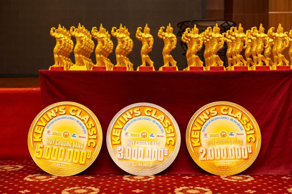 Ba bảng thưởng huy chương vàng, bạc, đồng 5, 3 và 2 triệu đồng đặt trước hàng cúp Kevin's Classic lần 5