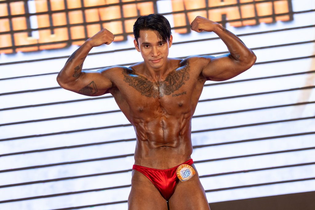 Một vận động viên Bodybuilding nam gồng hai tay trước tại Kevin's Classic lần 5