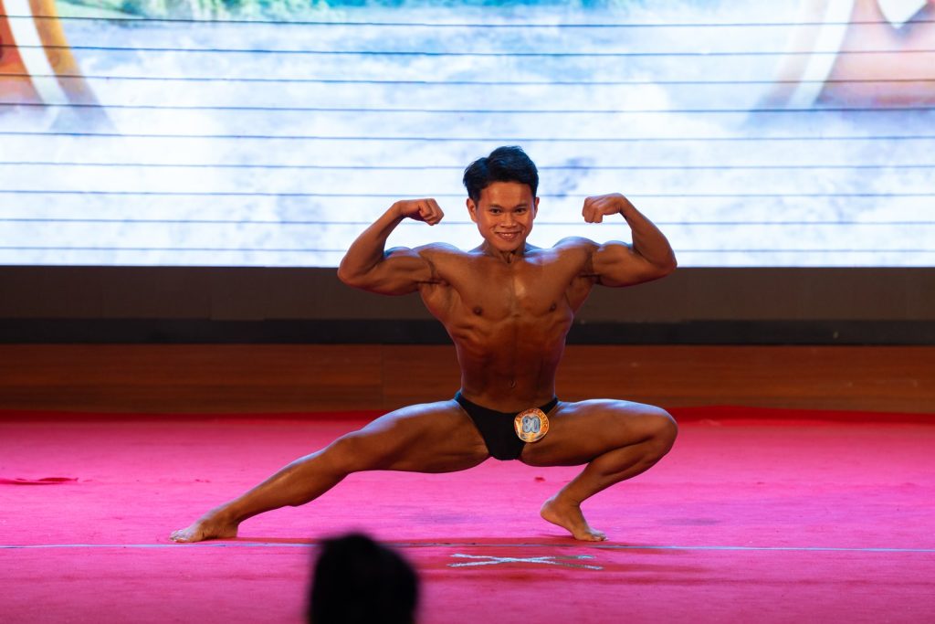 Một vận động viên Bodybuilding trẻ trong bài biểu diễn tự chọn tại Kevin's Classic lần 5