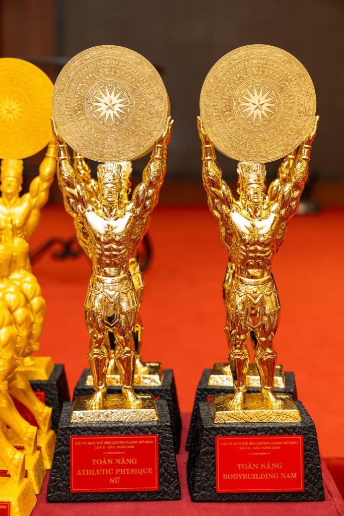 Cúp toàn năng Kevin's Classic lần 5 hình lực sĩ nâng mặt trống đồng