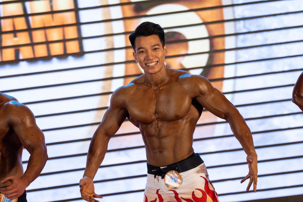 Một vận động viên Men Physique tạo dáng mặt trước tại Kevin's Classic lần 5