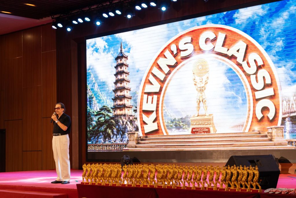 Sân khấu khai mạc Kevin's Classic lần 5 tại Bắc Ninh với hàng cúp vàng dưới màn hình