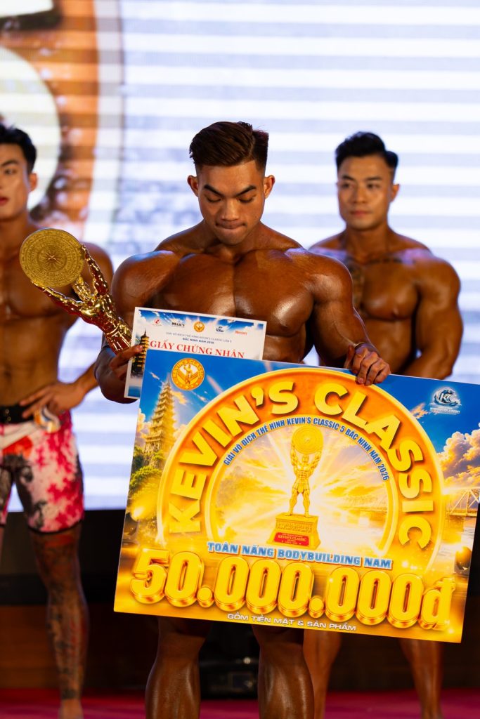 Nhà vô địch toàn năng Bodybuilding Nam cầm bảng thưởng 50 triệu đồng tại Kevin's Classic lần 5