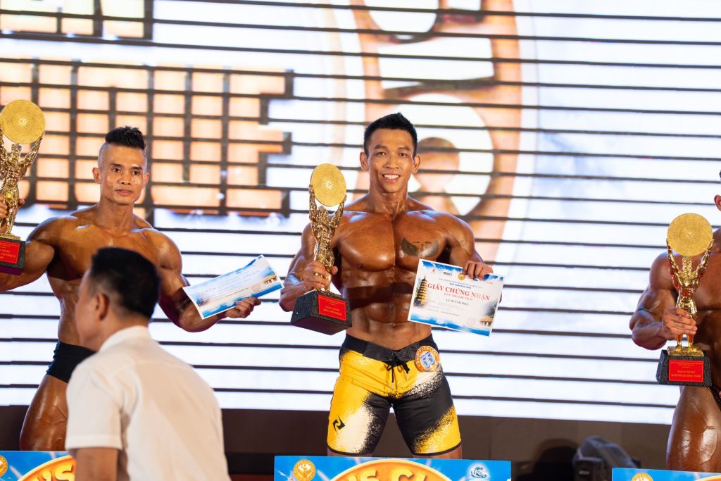 Nhà vô địch toàn năng Men Physique cầm cúp và giấy chứng nhận tại Kevin's Classic lần 5