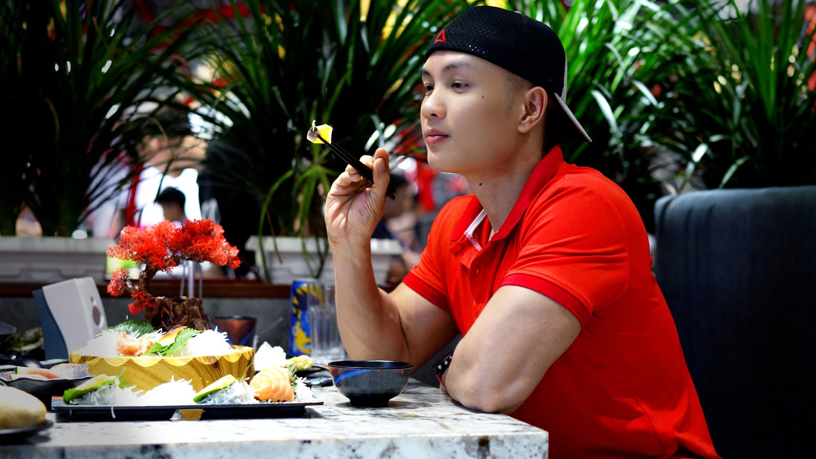 Nguyễn Bảo Bằng ăn sashimi cá hồi