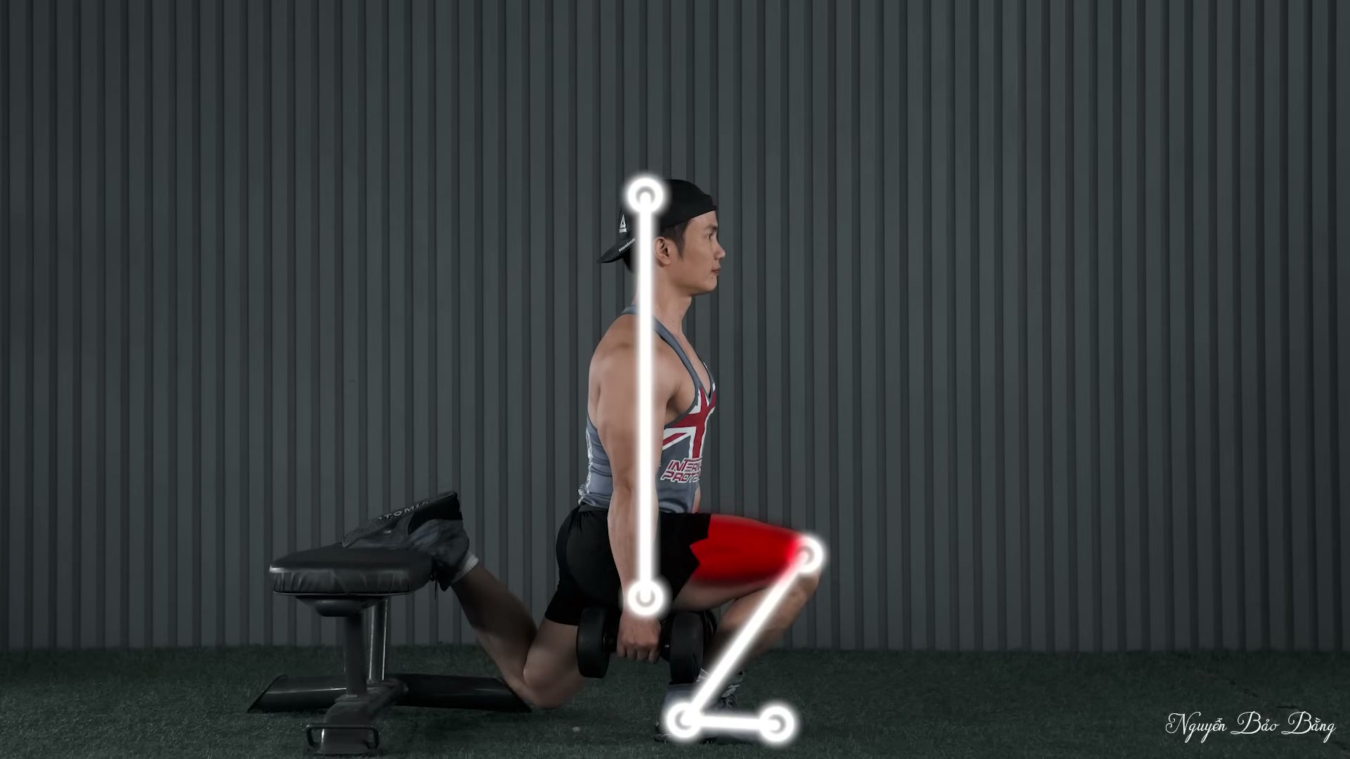 Bước chùng chân với chân sau tựa lên ghế, hai tay cầm tạ đơn