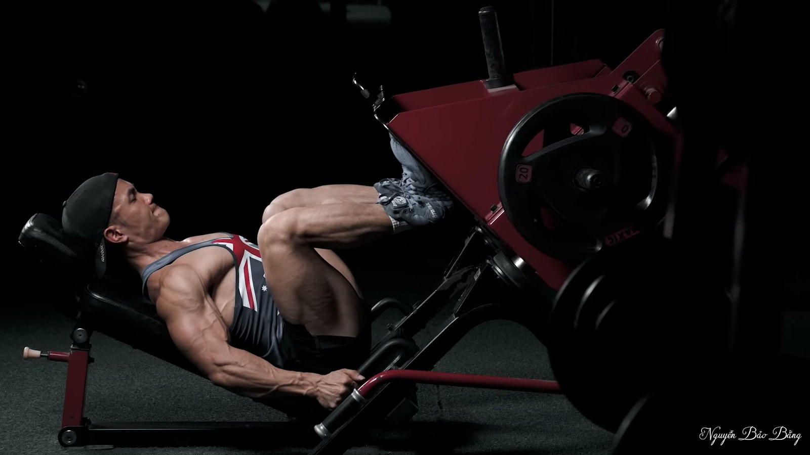 Nguyễn Bảo Bằng tập đạp đùi trên máy leg press, thấy rõ góc gối và bàn đạp
