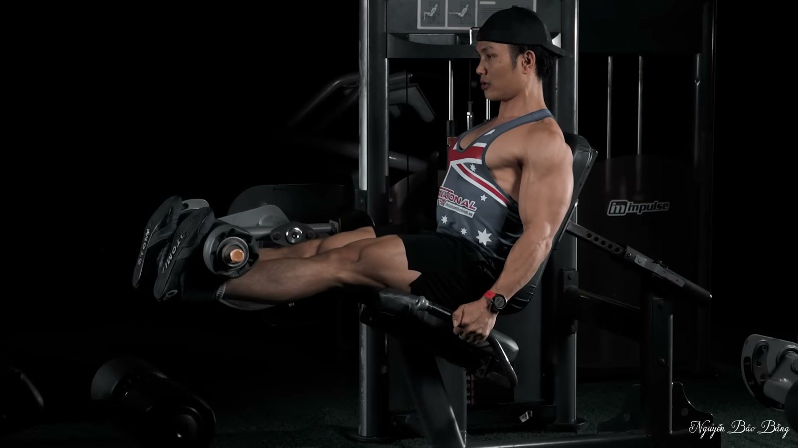 Nguyễn Bảo Bằng tập duỗi gối trên máy ở tư thế ngồi