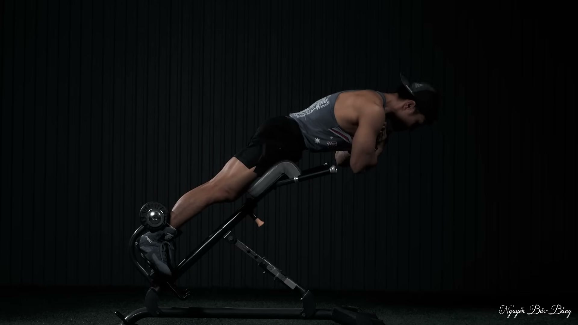 Duỗi hông trên ghế nghiêng 45 độ, thân người thẳng hàng với chân