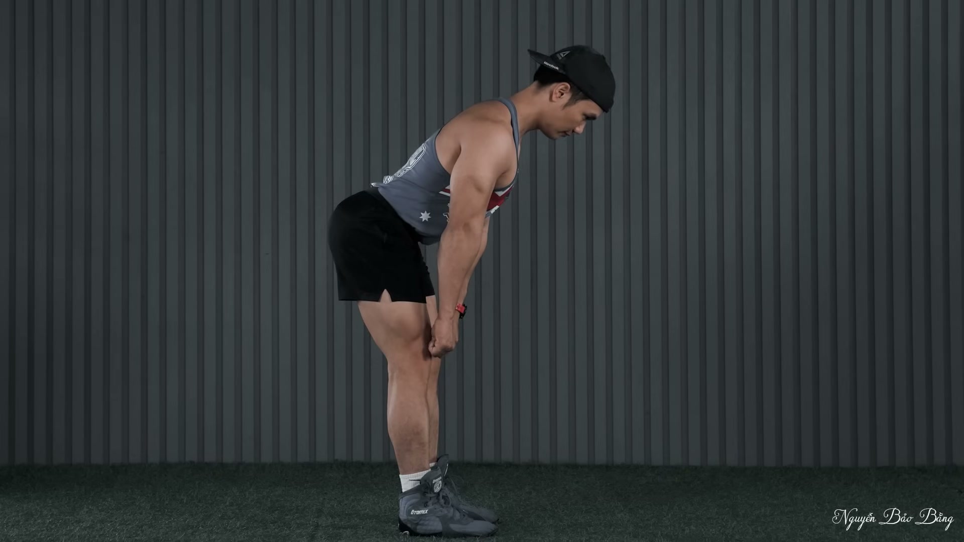 Gập hông cúi người về trước, lưng giữ thẳng, nhìn nghiêng