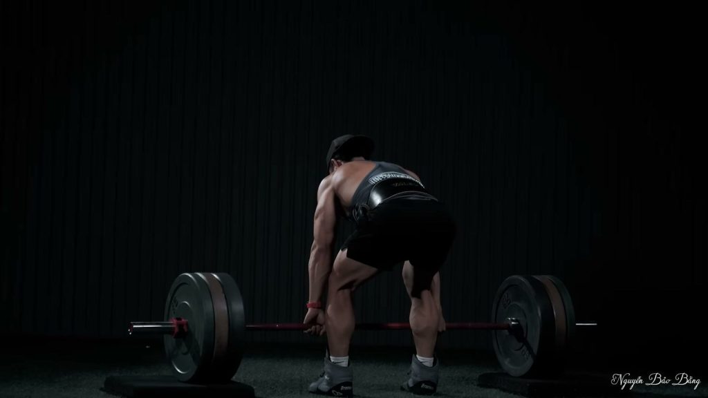 Nguyễn Bảo Bằng gập hông nhấc tạ đòn, một chuyển động gốc của bài compound