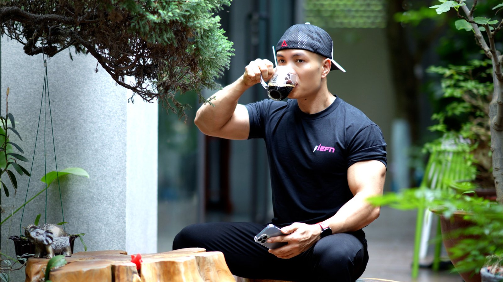 Ly cà phê đen trước giờ tập