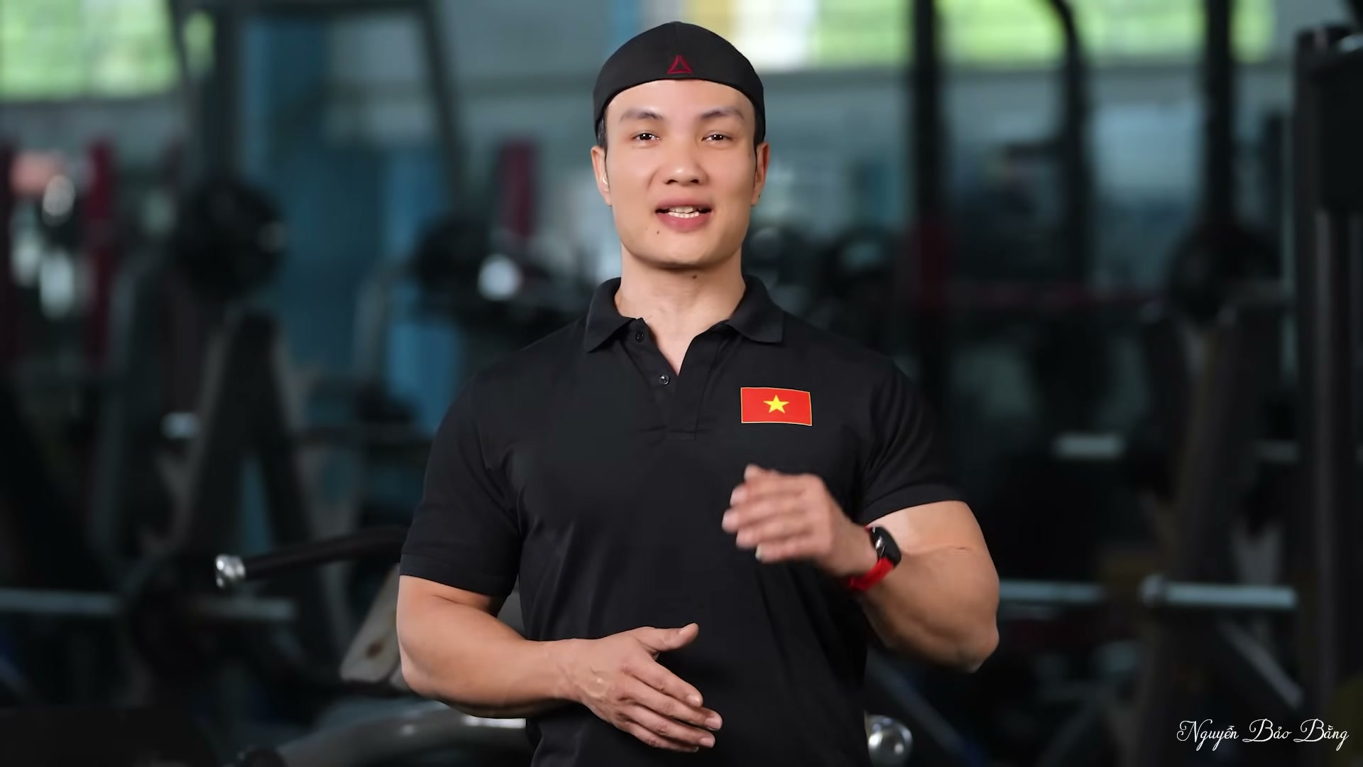 Nguyễn Bảo Bằng đứng nói trước dàn máy tập trong phòng gym