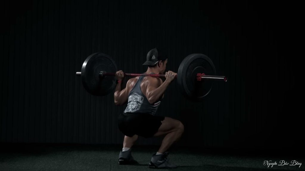 Nguyễn Bảo Bằng thị phạm squat gánh tạ đòn, nhìn từ phía sau