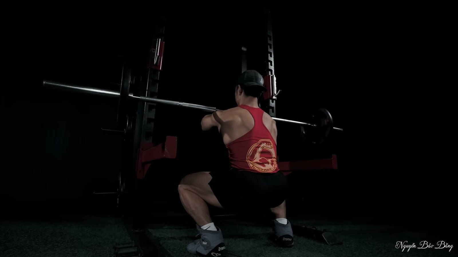 Nguyễn Bảo Bằng squat gánh ở đáy động tác, lưng giữ thẳng và gót chân bám sàn