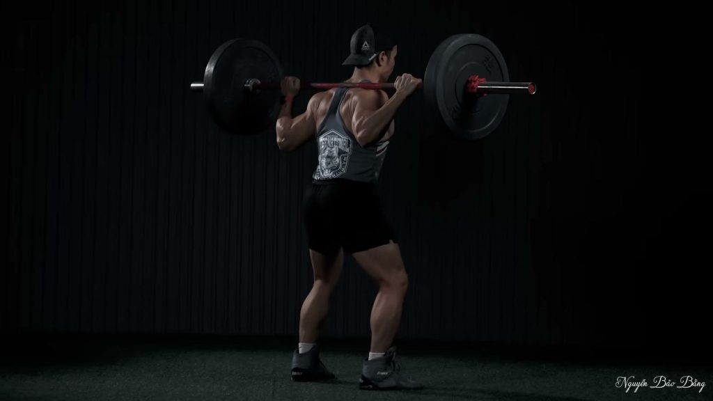 Nguyễn Bảo Bằng squat gánh thanh đòn, nhìn từ phía sau