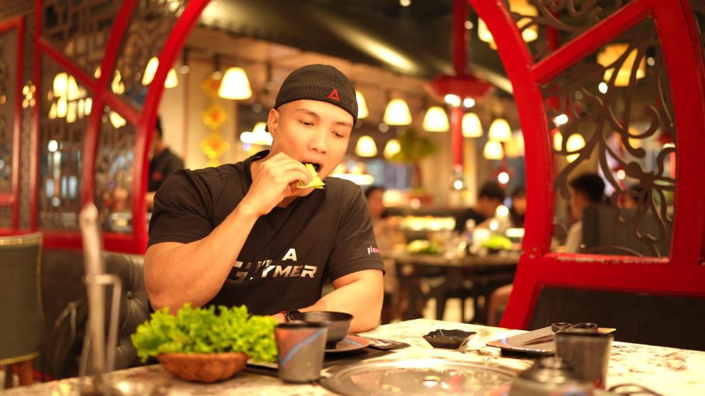 Nguyễn Bảo Bằng gắp rau trong bữa ăn