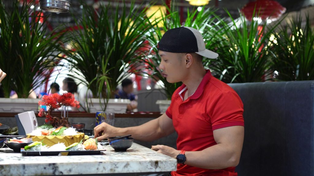 Nguyễn Bảo Bằng ăn bữa chính tại bàn