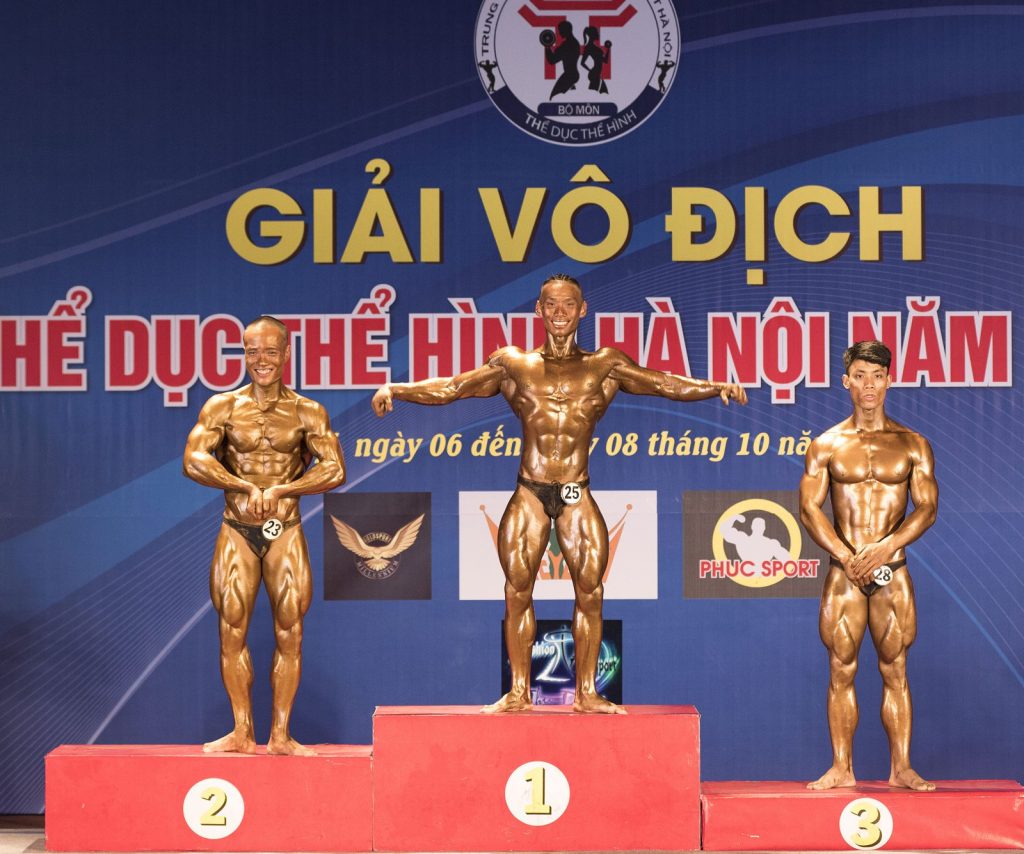 Nguyễn Bảo Bằng trên bục số 2 Giải Thể hình mở rộng Hà Nội tháng 10/2018