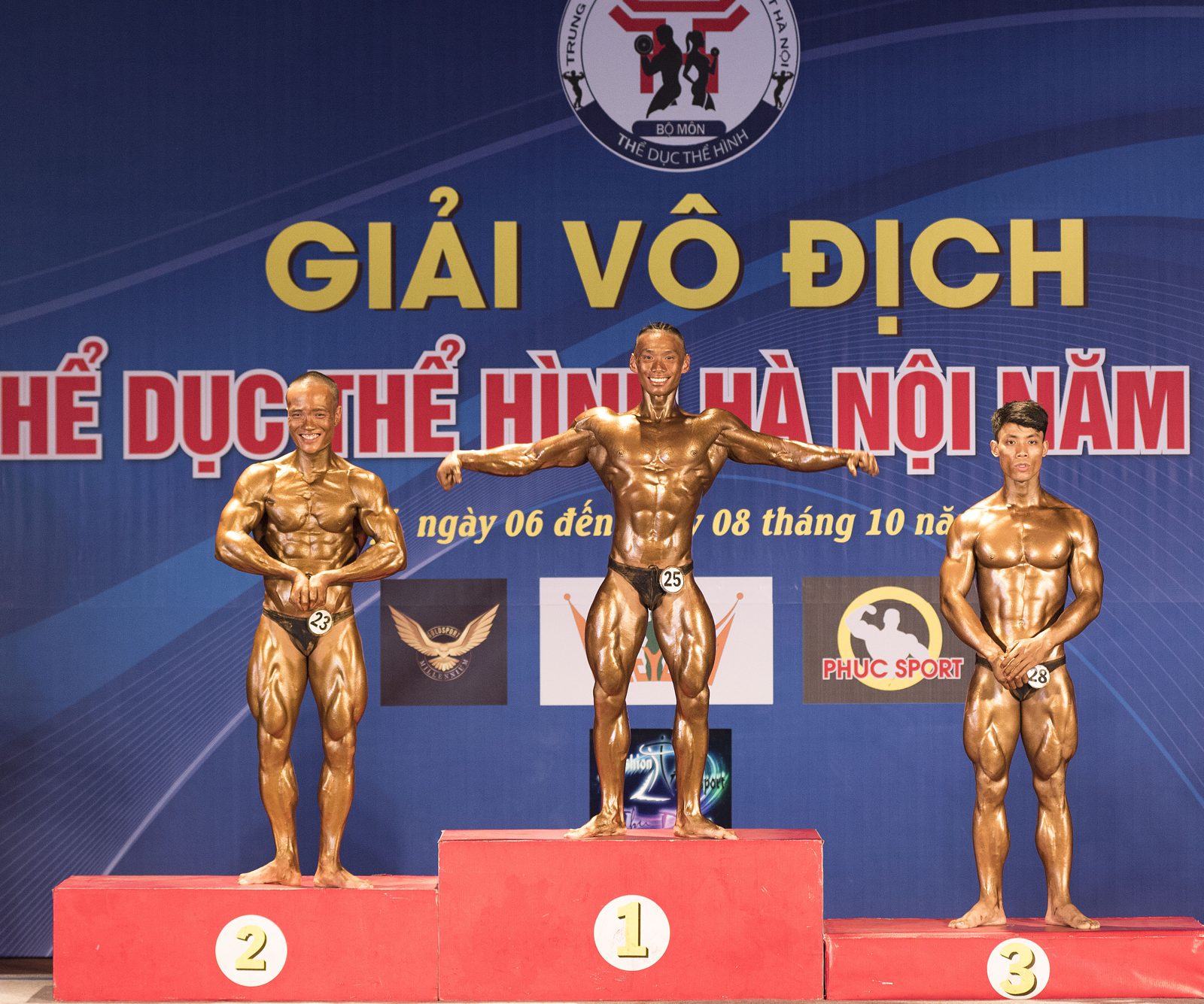 Nguyễn Bảo Bằng đeo số 23 đứng bục số 2 nhận Huy chương Bạc hệ chuyên nghiệp tại Giải Thể hình mở rộng Hà Nội tháng 10/2018