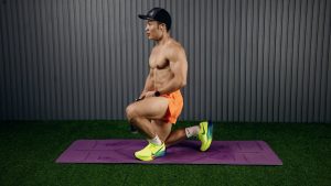 Tăng cơ giảm mỡ cùng lúc có được không? Ai làm được rõ nhất và cách bắt đầu đúng Nguyễn Bảo Bằng ở tư thế bước chùng chân, một tay cầm tạ đơn, tập trên thảm trong phòng tập