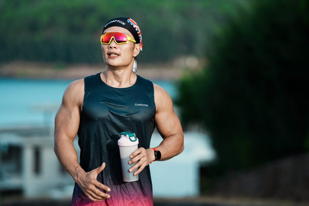 Nguyễn Bảo Bằng cầm bình nước sau một buổi chạy bộ