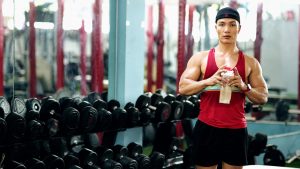 Tập gym có nên uống nước dừa — HLV Nguyễn Bảo Bằng cầm bình nước giữa buổi tập trong phòng gym