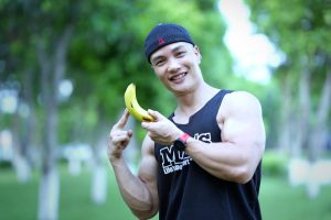 HLV Nguyễn Bảo Bằng cầm quả chuối, cười