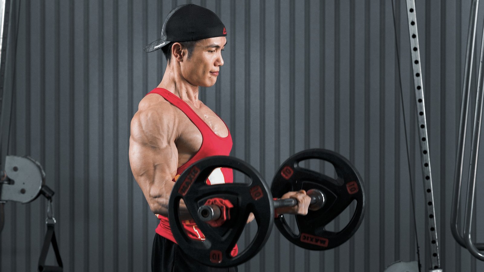 Cầm tạ trong phòng tập, nhìn rõ tư thế tay và vai