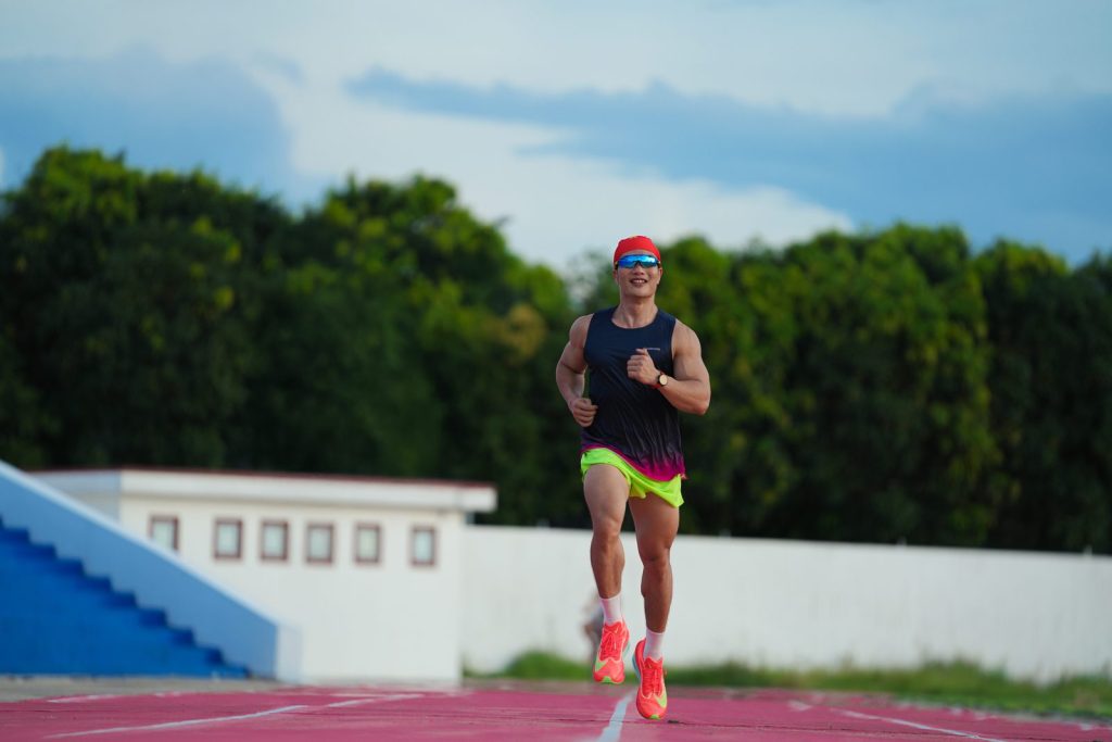 Nguyễn Bảo Bằng chạy nhẹ trên đường piste sân vận động