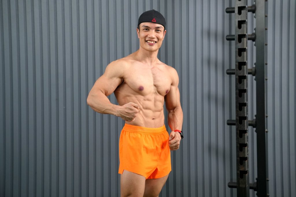 Tập gym có bị rụng tóc không — HLV Nguyễn Bảo Bằng cởi trần đứng trong phòng tập