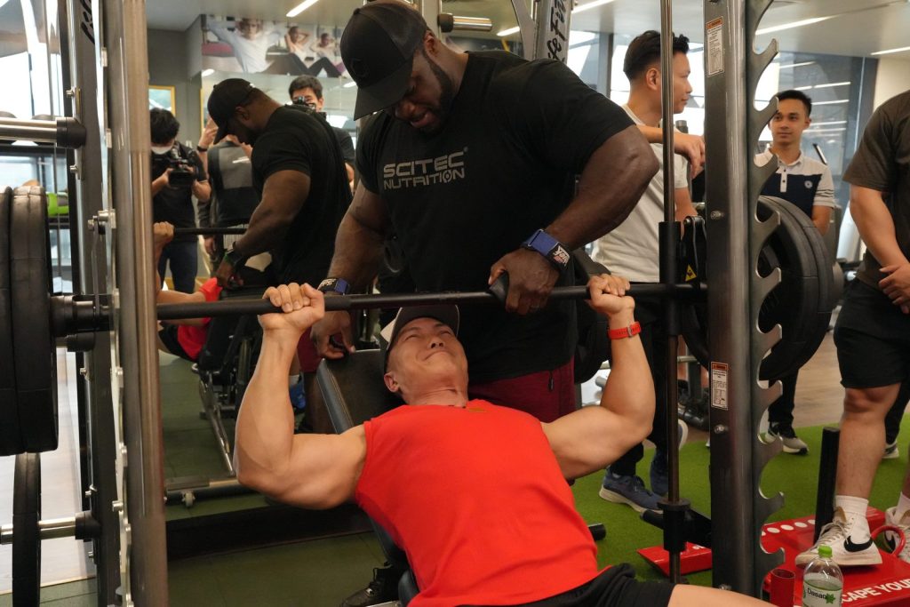 Nguyễn Bảo Bằng đẩy ngực, Brandon Curry, nhà vô địch Mr. Olympia 2019, đứng hỗ trợ phía sau