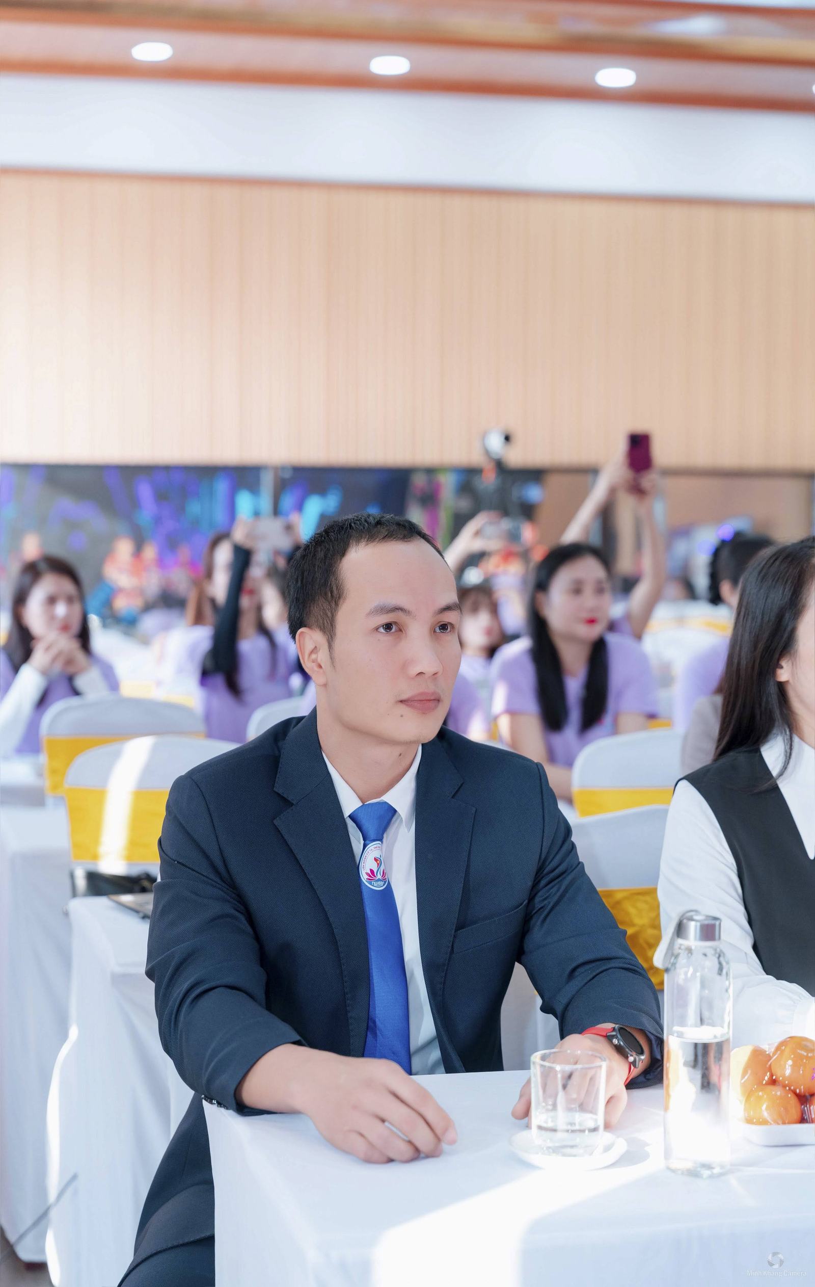 Nguyễn Bảo Bằng mặc vest ngồi dự một khóa đào tạo huấn luyện viên tại Nghệ An