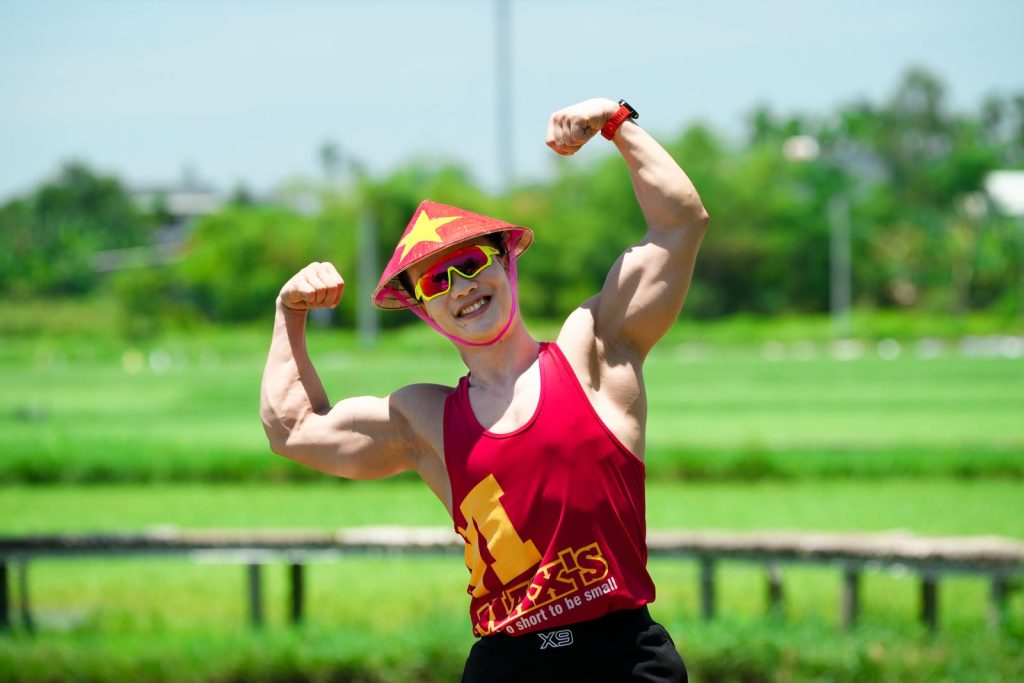 Nguyễn Bảo Bằng đội nón lá, gồng cơ tay giữa cánh đồng