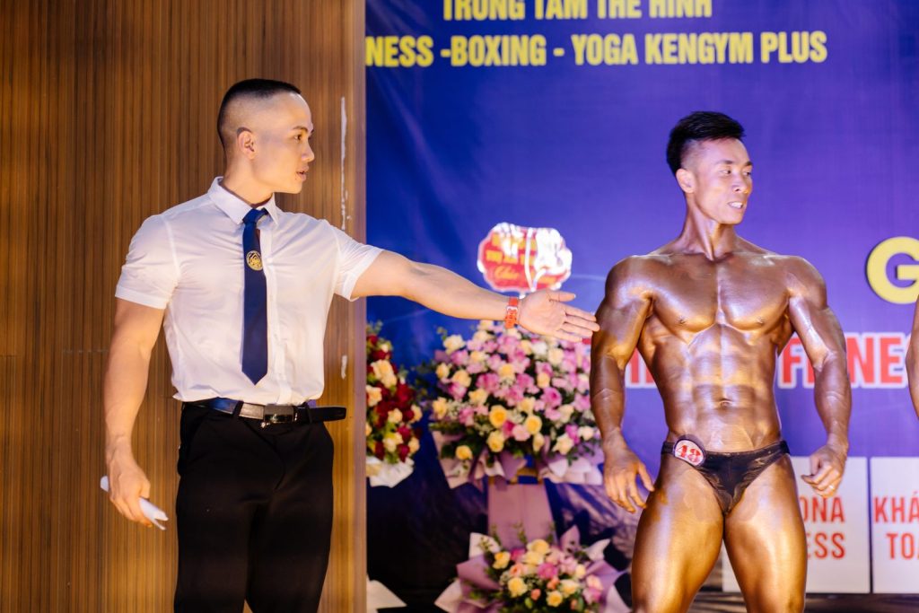 HLV Nguyễn Bảo Bằng làm trọng tài kỹ thuật, điều phối vận động viên trên sân khấu Giải vô địch Thể hình – Fitness Cúp các CLB tỉnh Nghệ An mở rộng 2022
