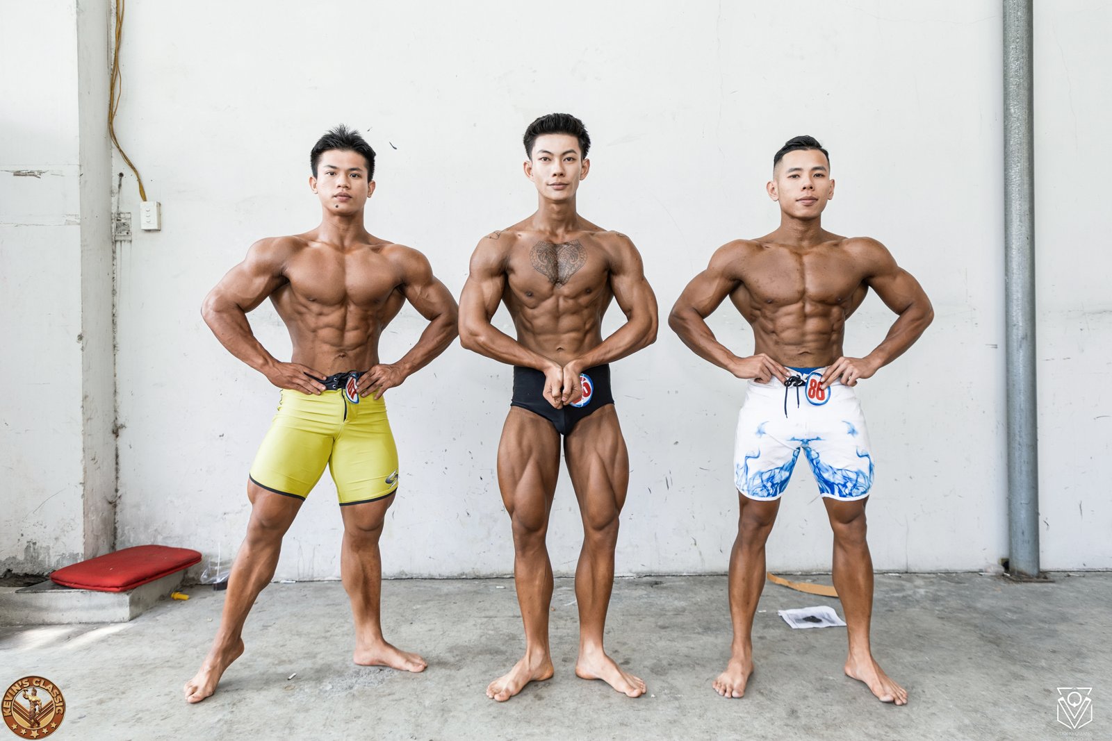 Ba vận động viên Men Physique đứng khởi động ở hậu trường