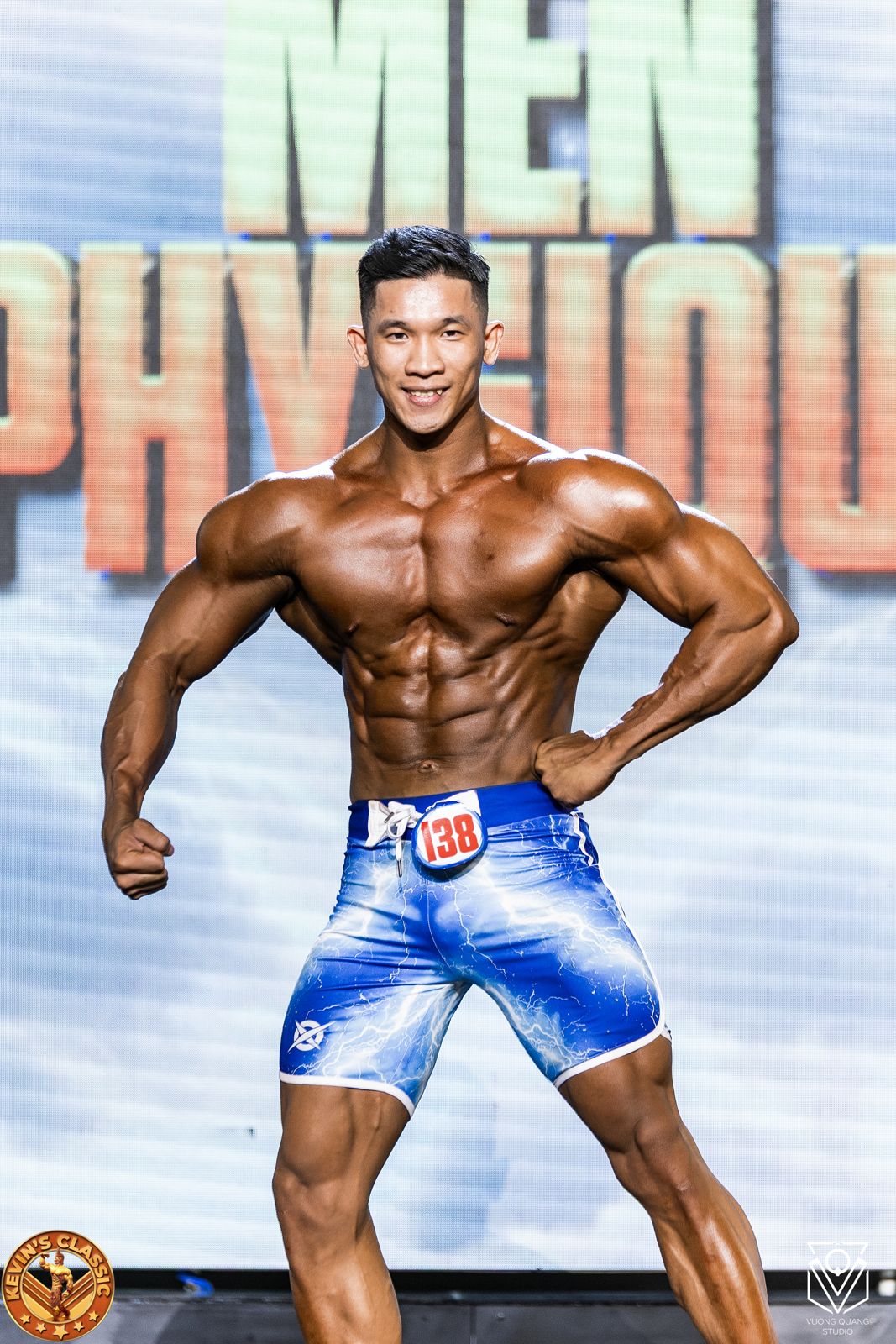 Vận động viên Men Physique tạo dáng trước, vai ngực đầy