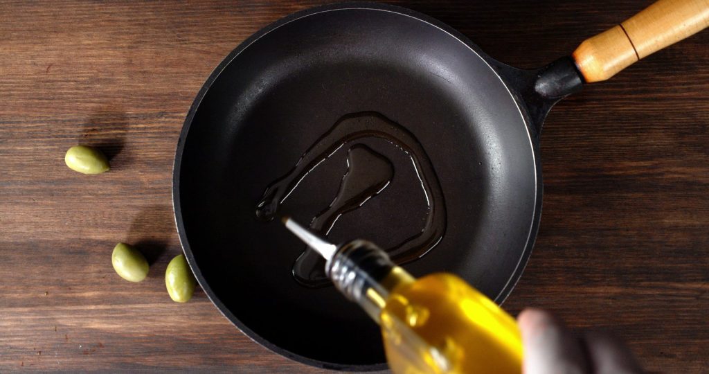 Rót dầu ăn vào chảo