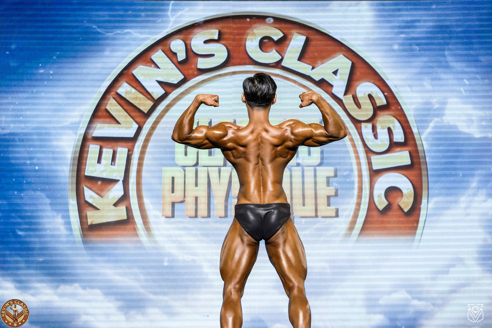 Vận động viên Classic Physique quay lưng, lưng chữ V