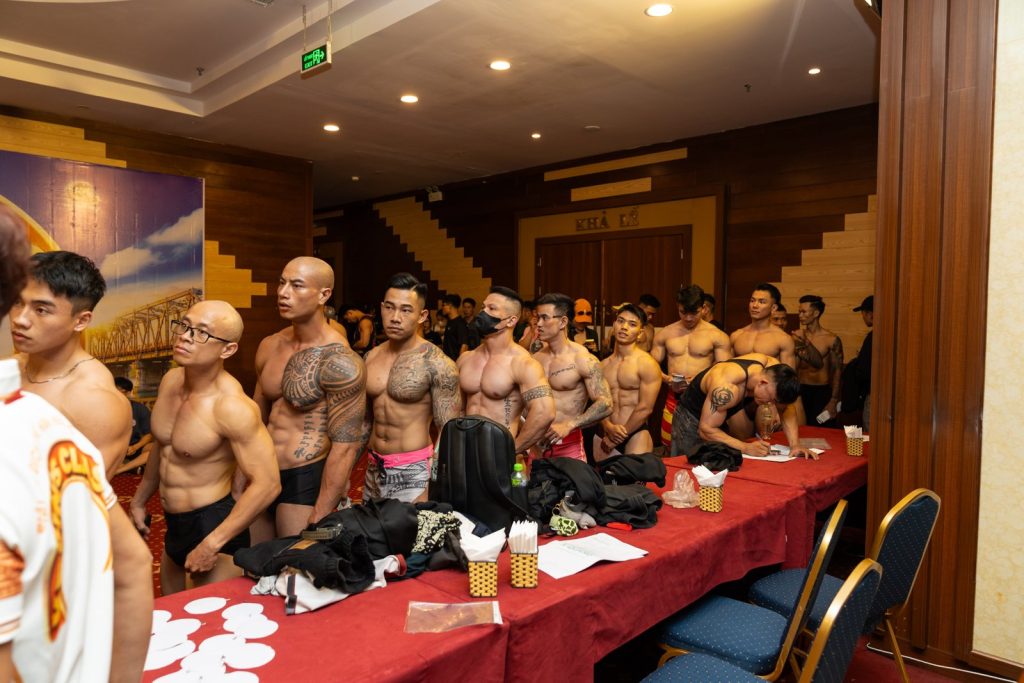 Vận động viên xếp hàng bên bàn đăng ký ngày cân đo
