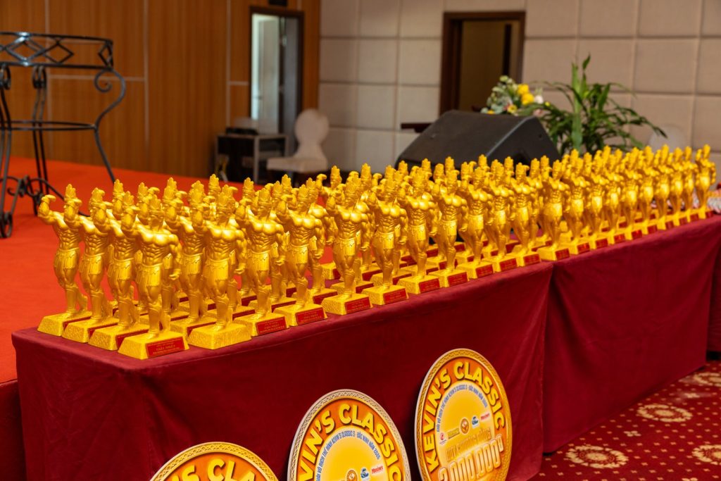 Dãy cúp vàng đặt trên bàn trước giờ trao giải