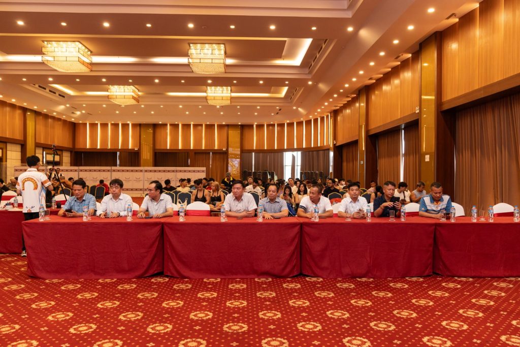Hàng ghế đại biểu trong hội trường lễ khai mạc
