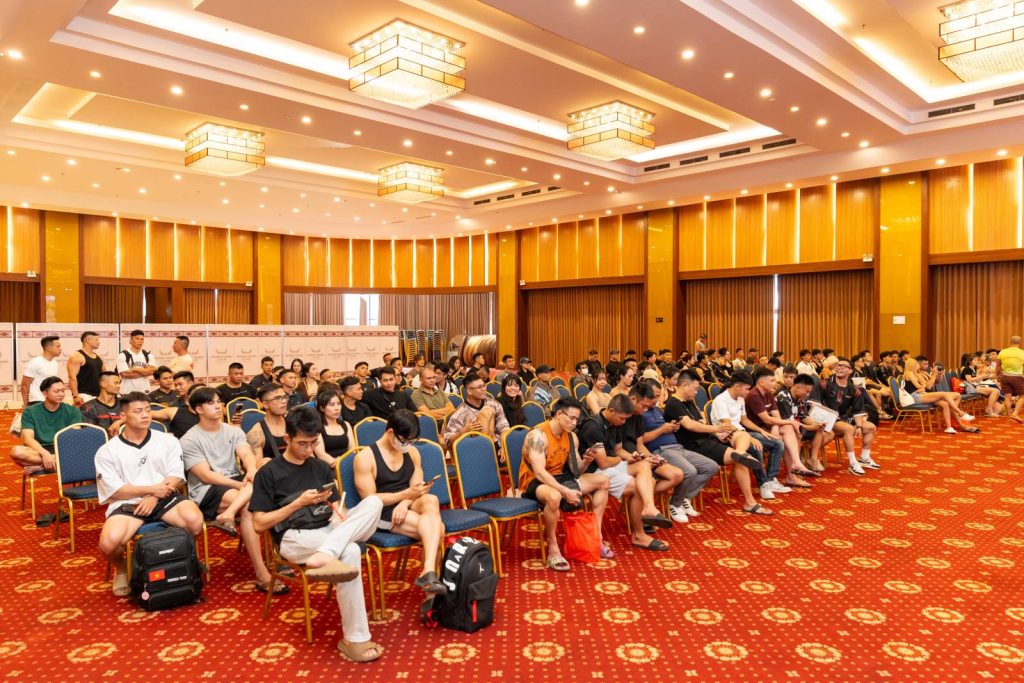 Vận động viên ngồi chờ trong hội trường ngày cân đo
