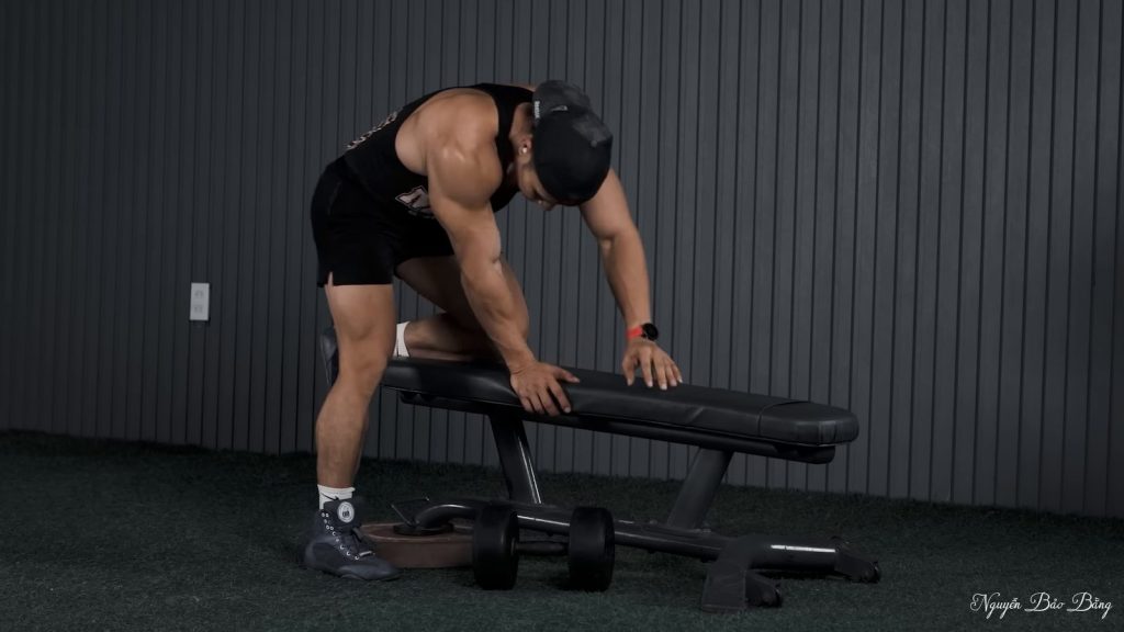 Nguyễn Bảo Bằng chuẩn bị chèo tạ đơn một tay trên ghế tại CLB GYM BẢO BẰNG