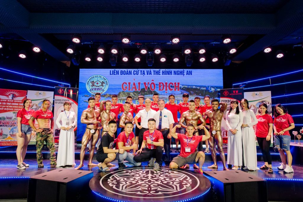 Đoàn GYM BẢO BẰNG cùng vận động viên trên sân khấu giải thể hình Nghệ An mở rộng 2020