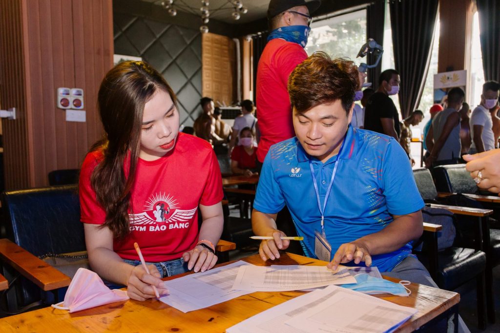 Thành viên GYM BẢO BẰNG làm thủ tục tại bàn ban tổ chức giải thể hình Nghệ An 2020
