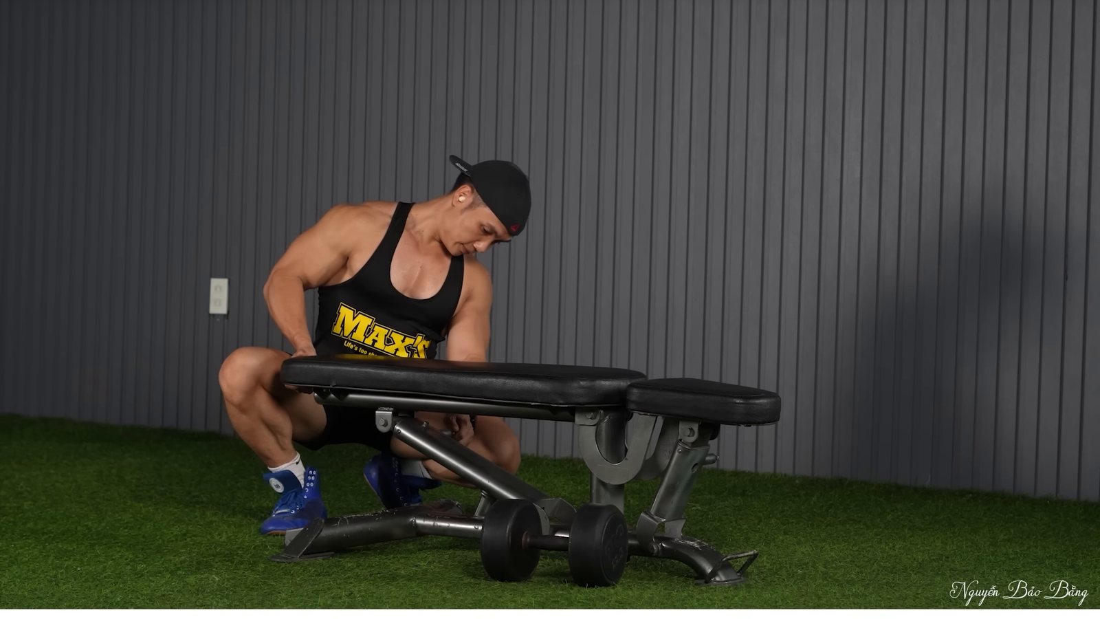 Chuẩn bị ghế tập và tạ đơn trước một hiệp