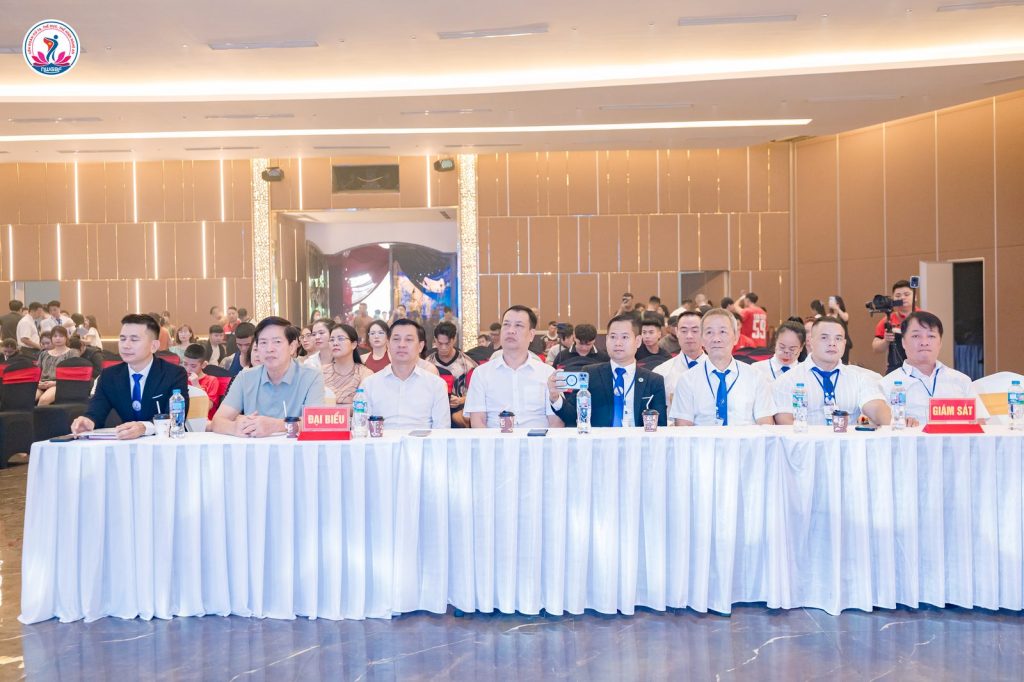 Dãy bàn đại biểu và bàn giám sát tại lễ khai mạc giải thể hình Nghệ An 2026